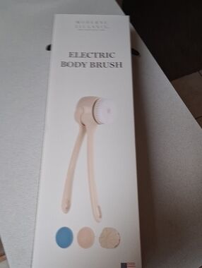 BNIB MODERN ELEGANCE Electric Body Brush W/ 4 BRUSH ATTACHMENTS - Beige